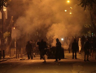 Επίθεση αναρχικών κατά αστυνομικών στα Εξάρχεια